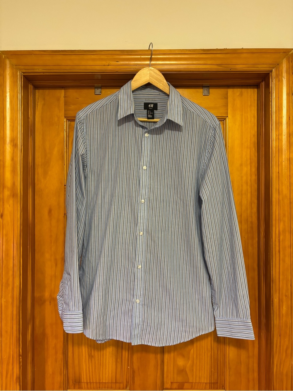 H&M Men's Light Blue and White Multi-Stripe Dress Shirt